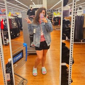 Meet your Posher, Connie